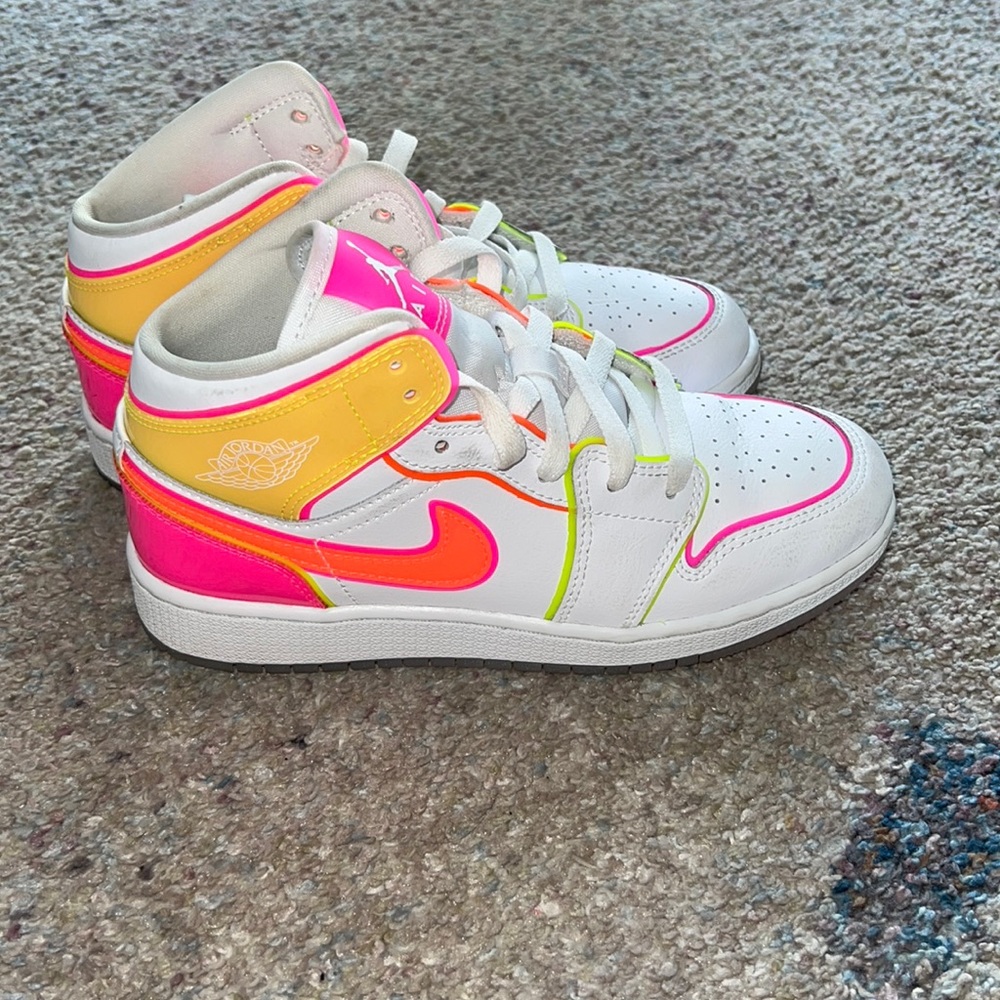 Girls Nike Air Jordan Mid 1